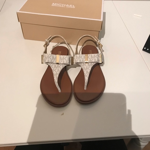 Michael Kors woman’s Bow Sandals - Picture 4 of 4